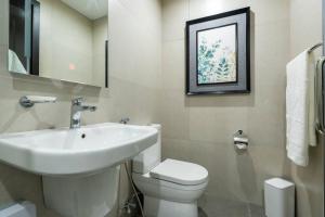 Luxury Designer Condo King Bed Panoramic View