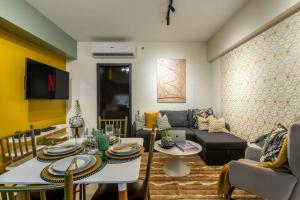 Luxury Designer Condo King Bed Panoramic View