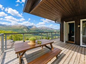 Ski in-Ski out with Style and Scenic Views