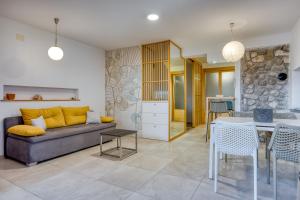 Bougainvillea Old Town Apartment w Terrace - Happy Rentals