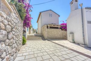 Bougainvillea Old Town Apartment w Terrace - Happy Rentals