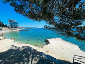Apartment with king bed and free parking, 200m from sea