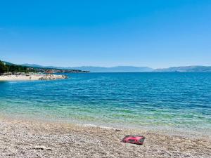 Apartment with king bed and free parking, 200m from sea