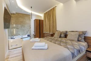 Aqua Studios with Spa & Free Parking