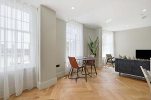 Cheyne Olivera l Luxury Chelsea Retreat with Thames View