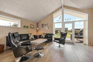 Spacious Well-Kept Summerhouse By North Sea Sj593