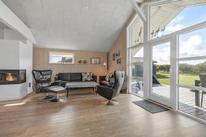 Spacious Well-Kept Summerhouse By North Sea Sj593