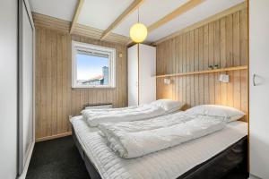 Spacious Well-Kept Summerhouse By North Sea Sj593