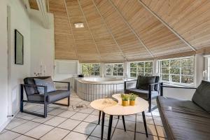 Charming Thatched Holiday Home With Kitchen-Sj421