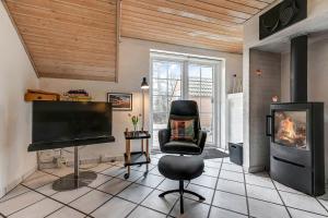 Charming Thatched Holiday Home With Kitchen-Sj421