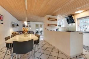 Charming Thatched Holiday Home With Kitchen-Sj421