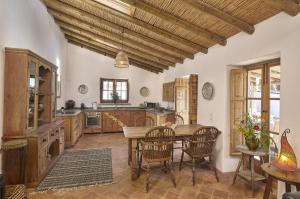 Andorinha House, Callebanda Barracol