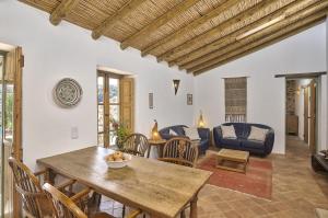 Andorinha House, Callebanda Barracol