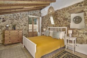 Andorinha House, Callebanda Barracol