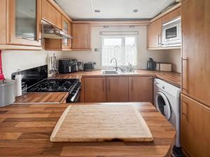 Damson Green 64 - Ukc9407