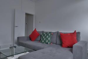 Modern 3BDR Home l Sleeps 5 l Free Parking l Close to Train station and Shops