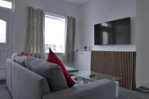 Modern 3BDR Home l Sleeps 5 l Free Parking l Close to Train station and Shops