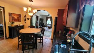 The Sovereign Suite - Cozy And Convenient With Home Theater