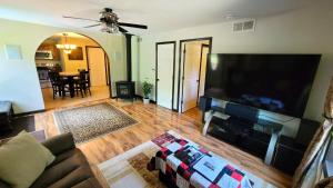 The Sovereign Suite - Cozy And Convenient With Home Theater