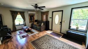 The Sovereign Suite - Cozy And Convenient With Home Theater