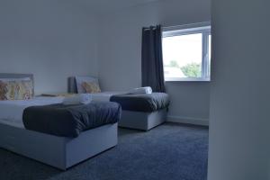 Modern 3BDR Home l Sleeps 5 l Free Parking l Close to Train station and Shops