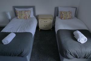 Modern 3BDR Home l Sleeps 5 l Free Parking l Close to Train station and Shops