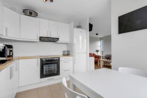 Stylish 3BR Apartment with Garden and Free Parking