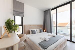 Solara 301 - Chic 2-BR Apt with Jacuzzi & Terrace in Larnaca