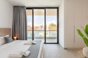 Solara 301 - Chic 2-BR Apt with Jacuzzi & Terrace in Larnaca
