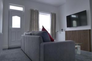 Modern 3BDR Home l Sleeps 5 l Free Parking l Close to Train station and Shops