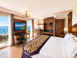 GLK PREMIER The Home Suites & Spa