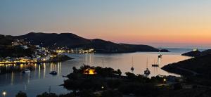Vourkariani, Infinity Pool Villa with Sunset Views