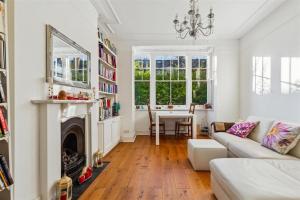 Cosy 2-Bed Home with Garden & Transport Connection