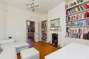 Cosy 2-Bed Home with Garden & Transport Connection