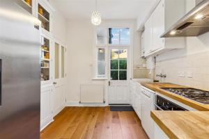 Cosy 2-Bed Home with Garden & Transport Connection