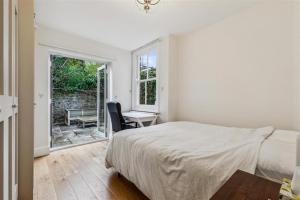Cosy 2-Bed Home with Garden & Transport Connection
