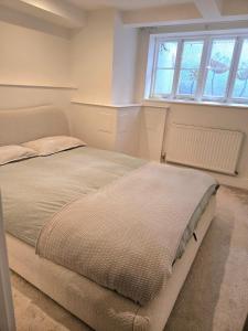 Cosy 2-Bed Home with Garden & Transport Connection