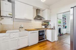 Cosy 2-Bed Home with Garden & Transport Connection