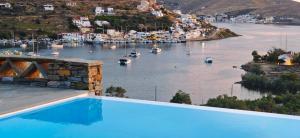 Vourkariani, Infinity Pool Villa with Sunset Views