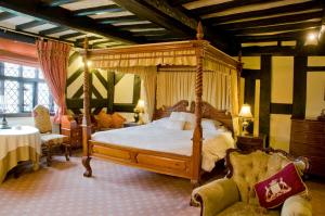 Deluxe Suite room in Albright Hussey Manor Hotel