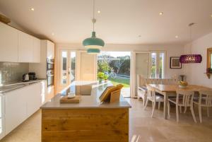 Oasis Villa with Pool & Views - El Palmar
