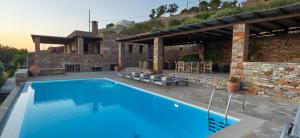 Vourkariani, Infinity Pool Villa with Sunset Views