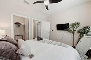 Stylish 2 King Suites, Pool, Gym, and Yoga