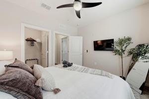 Stylish 2 King Suites, Pool, Gym, and Yoga