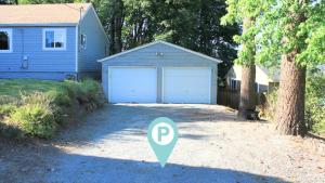 3BR 2BA Beacon Hill Backyard Oasis -Firepit,BBQ Deck, Workspaces and Parking