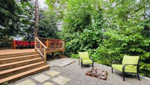 3BR 2BA Beacon Hill Backyard Oasis -Firepit,BBQ Deck, Workspaces and Parking