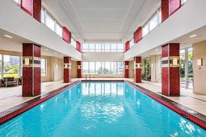 1BR plus Den with free Parking, Pool, Gym and Hot Tub