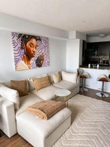 1BR plus Den with free Parking, Pool, Gym and Hot Tub