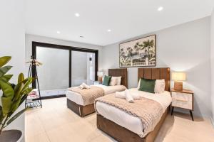 Sophisticated & Spacious Luxe 5BR Home