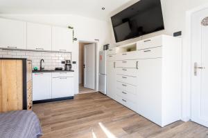 Studio Petar with private parking and balcony near the beach